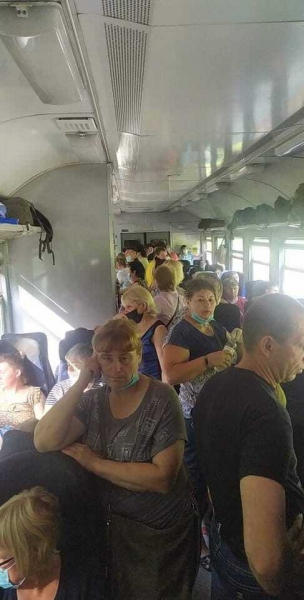 
"Укрзалізниці" указали на нарушение в электричке Киев-Нежин: без масок в забитом вагоне
 