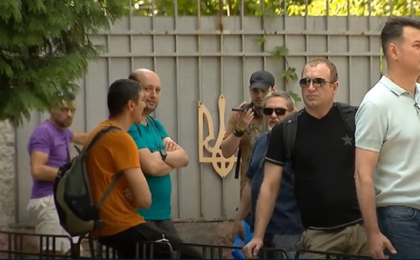 Почти миллион мужчин "залегли на дно" из-за мобилизации: нардеп рассказал о взятках до 2 млрд гривен Почти миллион мужчин "залегли на дно" из-за мобилизации: нардеп рассказал о взятках до 2 млрд гривен