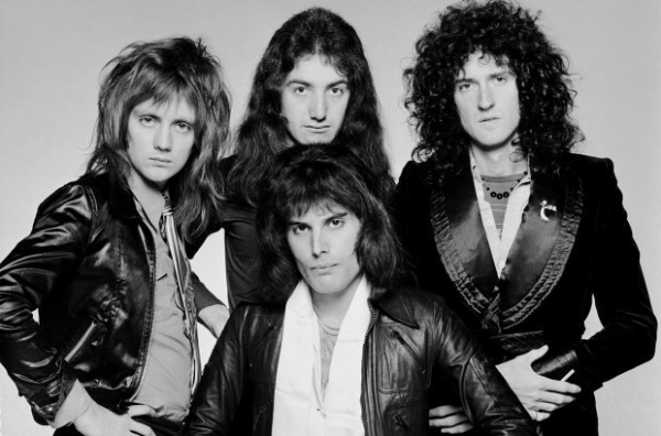 Звезда группы Queen травмировал собственные ягодицы – "Разорвал на куски" Звезда группы Queen травмировал собственные ягодицы – "Разорвал на куски"
