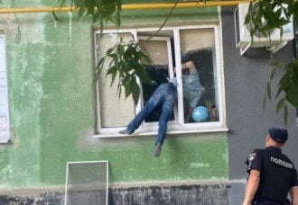 Житель Херсона хотел помириться с бывшей и застрял в окне, пробираясь к ней
Житель Херсона хотел помириться с бывшей и застрял в окне, пробираясь к ней