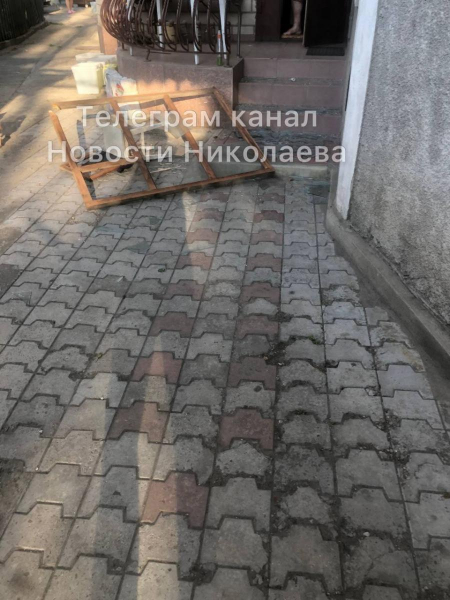 Мощные взрывы в Николаеве, над городом - клубы дыма: первые подробности
