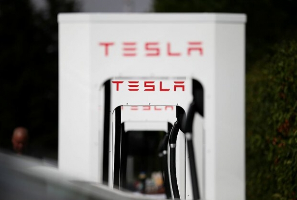 Tesla обзаведется функцией видеоконференций, рабочее место в электрокаре