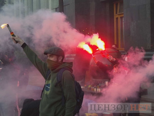 "Вопят и плюют": Венедиктова вызверилась на устроивших файер-шоу у ее дома активистов
                                                                                