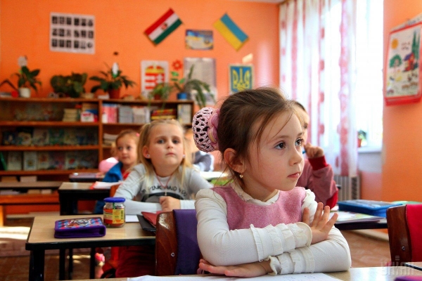 В киевских школах каждый день будут петь гимн Украины
В киевских школах каждый день будут петь гимн Украины