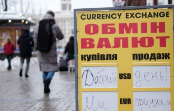 В обменниках отказываются принимать доллары: почему и что в таком случае делать украинцам