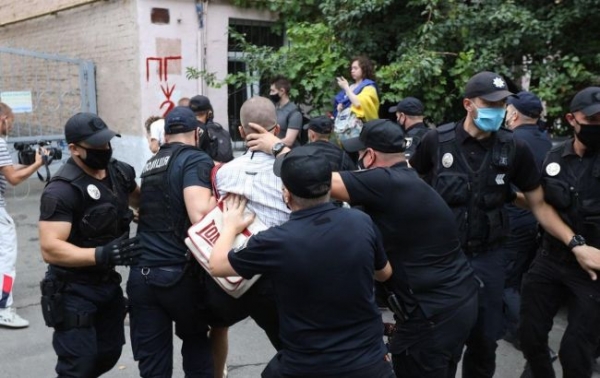 В Киеве под посольством Беларуси "повязали" бывшего политзаключенного
                                                                                