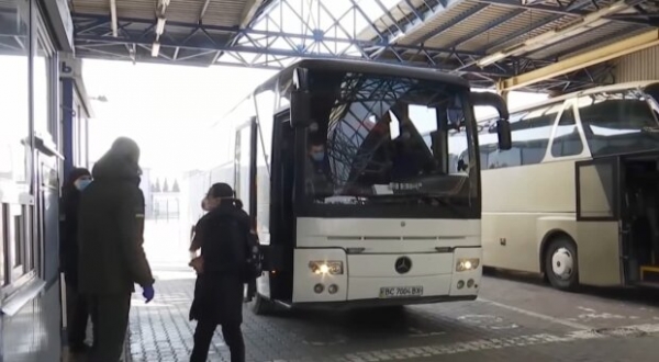 Главные новости за 21 апреля: "ПриватБанк" закрывает счета, пока заробитчане не могут попасть домой