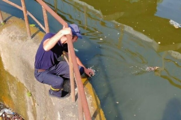 Спасатели показали пример человечности, в грязную воду ради пяти жизней - "Вы прекрасны!"
