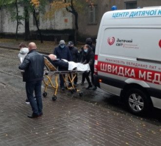 Виновника смертельного ДТП на Майдане Независимости завезли в суд на каталке
Виновника смертельного ДТП на Майдане Независимости завезли в суд на каталке