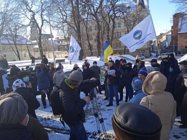 Тарифный бунт: в Житомире протестующие штурмом взяли здание облсовета
Тарифный бунт: в Житомире протестующие штурмом взяли здание облсовета