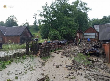 На Закарпатье из-за сильных осадков затопило дома и дороги На Закарпатье из-за сильных осадков затопило дома и дороги