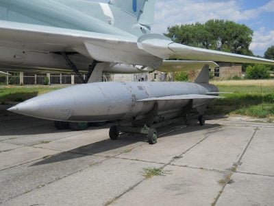 Оккупанты РФ ударили двумя ракетами по жилой многоэтажке в Запорожье
Оккупанты РФ ударили двумя ракетами по жилой многоэтажке в Запорожье