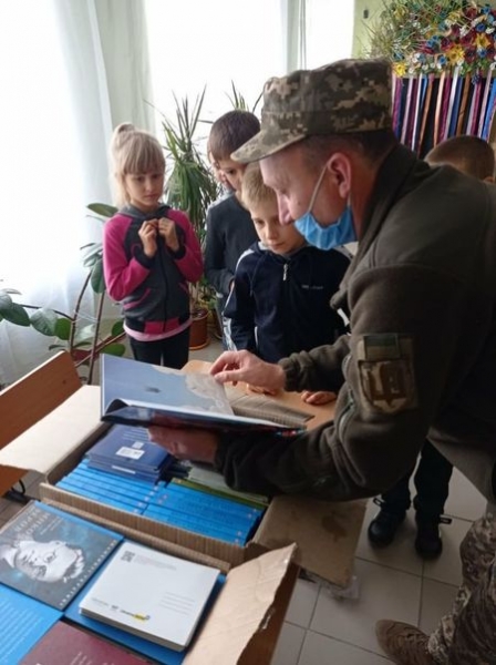 Военные передали более тридцати тысяч книг школьным библиотекам вдоль линии разграничения Военные передали более тридцати тысяч книг школьным библиотекам вдоль линии разграничения