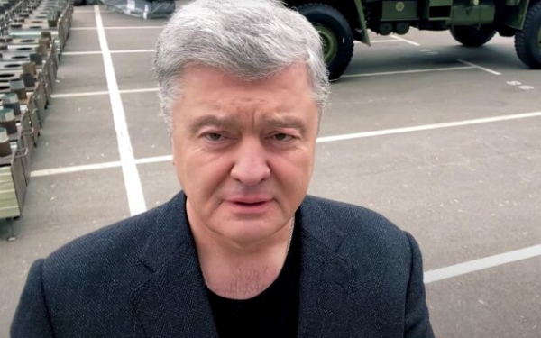 Порошенко тратит собранные на армию донаты для выкупа из суда взяточников и аферистов, - блоггер
