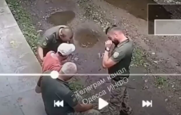 Представитель ТЦК бил гражданского в живот, пока напарники держали за руки