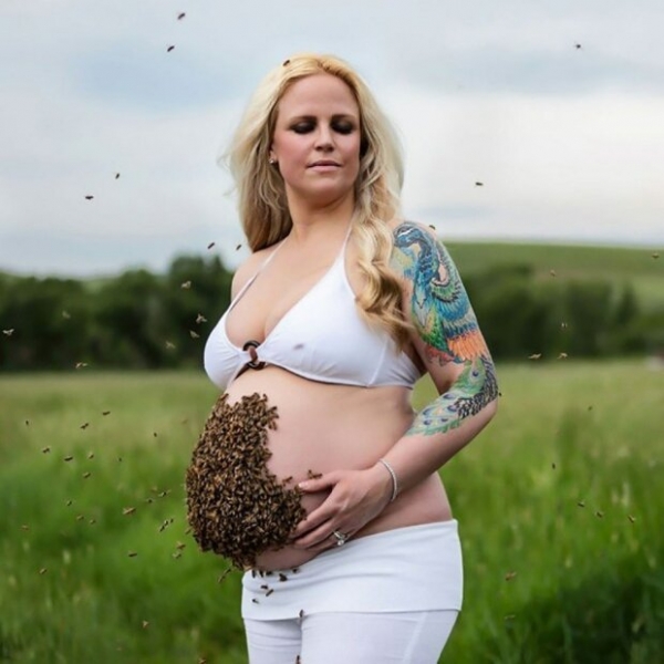 "Я вылезла из кокона": беременная женщина устроила роскошную фотосессию с 10 тысячами пчел на животе