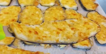 Мясо и не нужно: рецепт вкусных баклажанов под сыром с ароматным чесноком