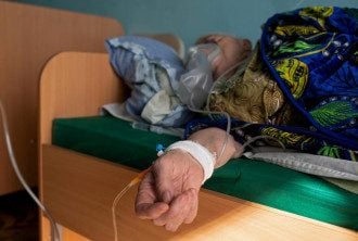 Удар Омикрона и сезонные вирусы: украинцам назвали сроки новой волны COVID-19

