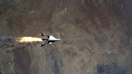 Virgin Galactic успешно осуществила первый пилотируемый космический полет