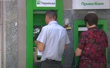 К банкомату с чужим не подходите: ПриватБанк изымает карты и оставляет укринцев без денег