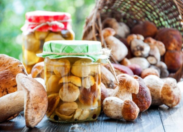 Классический, без уксуса и даже с маслом: 3 рецепта маринования белых грибов