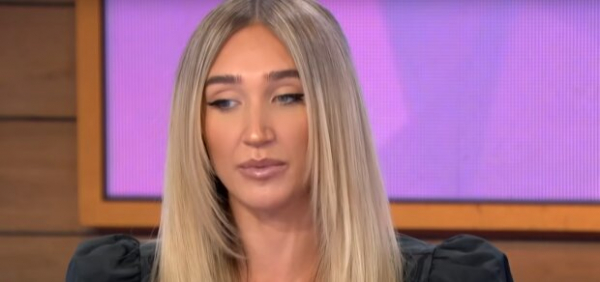Дерзкая демонстрация "бампера": Меган МакКенна показала "лучшую попу в шоу-бизнесе", позируя в микро-бикини
