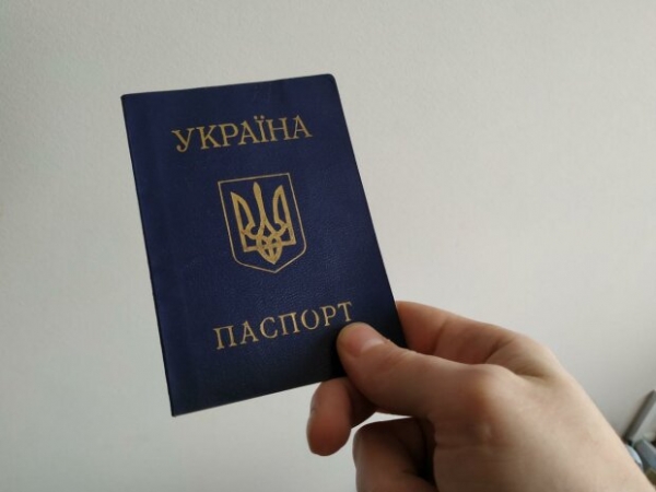От Зеленского требуют вернуть паспорта-книжечки: "Нарушение конституционных прав"