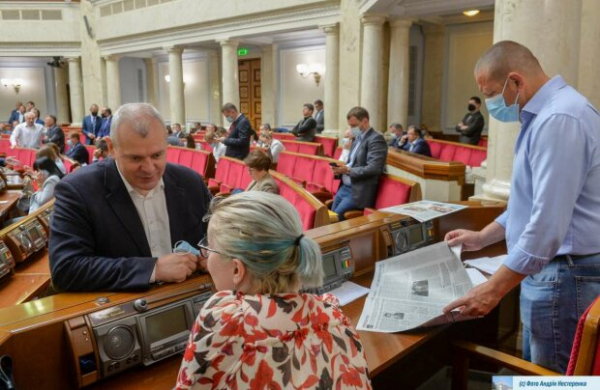 Вышиванки, рулоны марли и резинки &ndash; на что Рада потратит 1,8 млн