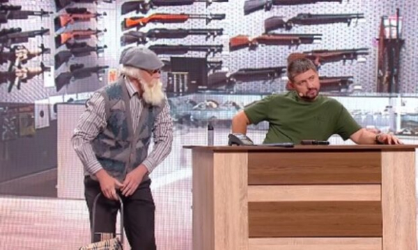 В "Дизель-шоу" показали, как поразили украинские дедушки: едва шаркает, а бежит за оружием В "Дизель-шоу" показали, как поразили украинские дедушки: едва шаркает, а бежит за оружием