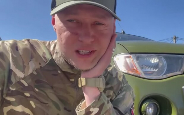 Андрей Хлывнюк из "Бумбокс" показал, как в Украине наживаются на войне и оскорбляют защитников: "Колбаса ВСУ" Андрей Хлывнюк из "Бумбокс" показал, как в Украине наживаются на войне и оскорбляют защитников: "Колбаса ВСУ"