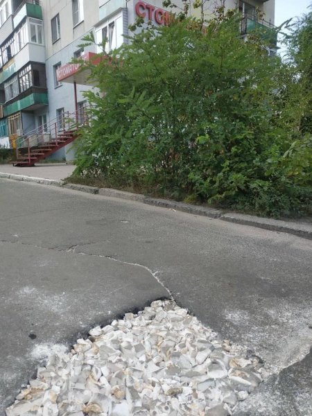 "Запломбировали": на Луганщине ямы на дороге засыпали слепками челюстей
"Запломбировали": на Луганщине ямы на дороге засыпали слепками челюстей