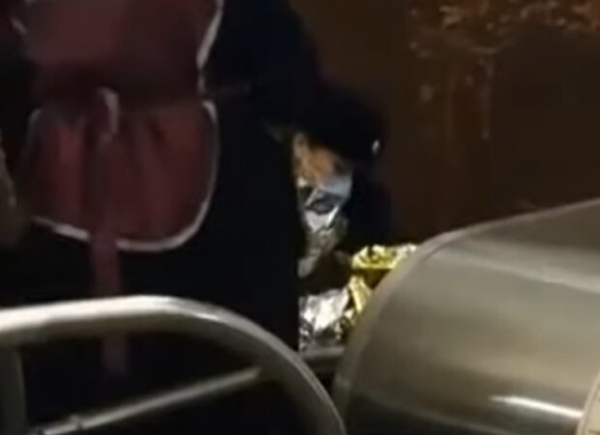 Младенца запеленали в фольгу: копы приняли роды прямо в метро Младенца запеленали в фольгу: копы приняли роды прямо в метро