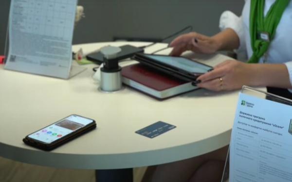 Украинец не может пользоваться картой "Приватбанка" через Google Pay: банк бросил один на один с проблемой