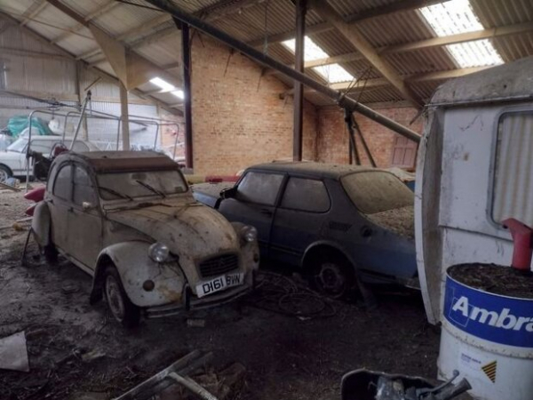 Нетронутый Lotus Eclat, красачик Citroën 2CV и Volkswagen Beetle: исследователи нашли уникальное здание с заброшенными авто Нетронутый Lotus Eclat, красачик Citroën 2CV и Volkswagen Beetle: исследователи нашли уникальное здание с заброшенными авто