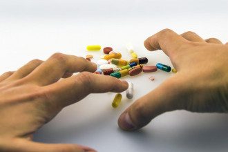 Аспирин vs Ибупрофен: врач указал на ключевую разницу и побочные эффекты
Аспирин vs Ибупрофен: врач указал на ключевую разницу и побочные эффекты