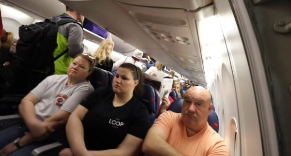 Женщина с коронавирусом тайно проникла на самолет и напугала пассажиров: "Скажите бортпроводнику, сделайте что-нибудь" Женщина с коронавирусом тайно проникла на самолет и напугала пассажиров: "Скажите бортпроводнику, сделайте что-нибудь"