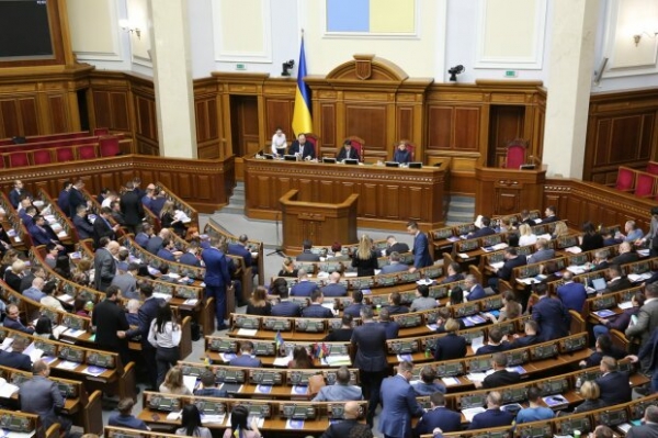 Зеленского хотят обязать "турнуть" из Рады половину слуг народа