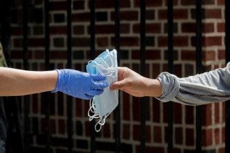 Коронавирус в Украине за минувшие сутки выявили у более 15 тысяч человек, в том числе у 2298 детей
Коронавирус в Украине за минувшие сутки выявили у более 15 тысяч человек, в том числе у 2298 детей