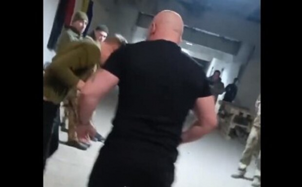 В воинской части офицер избил солдата-срочника: видео вызвало негодование украинцев