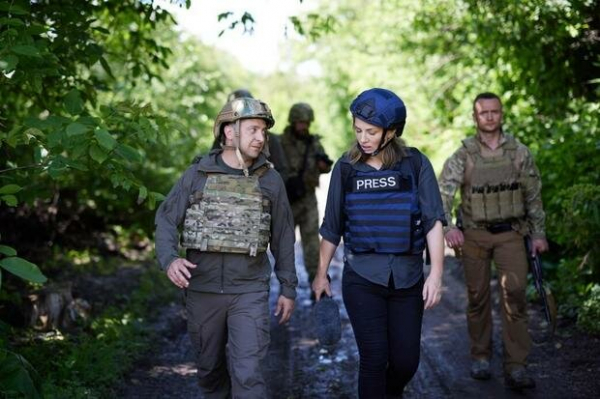 Владимир Зеленский пригласил журналистку из США на родительскую кухню: угостил салом, лососем и бренди