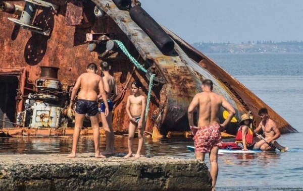 Песочек, море, ржавый танкер. Судно Delfi стало достопримечательностью в Одессе