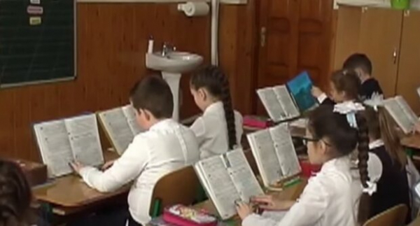 В россии учитель, хотевший "обосс*ть" школьника, еще и к девочкам приставал: "Понял?"