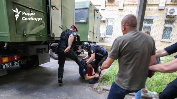 "Не зачитывают права, а просто бьют": на протесте Стерненко пожаловались на полицию
                                                                                