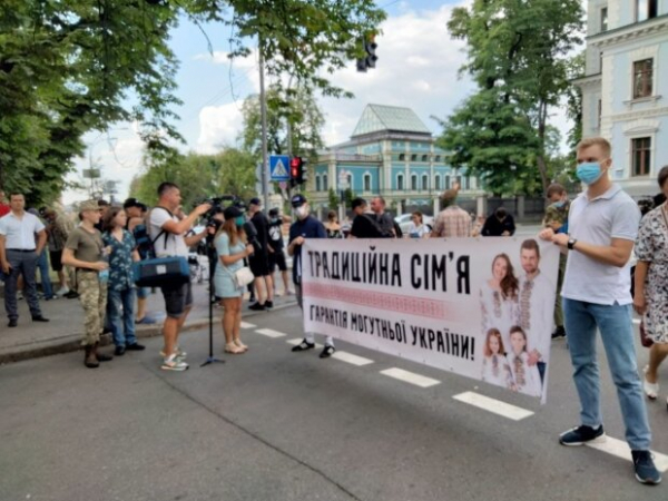 Под Офисом Зеленского произошли стычки с полицией: против противников ЛГБТ используют газ
