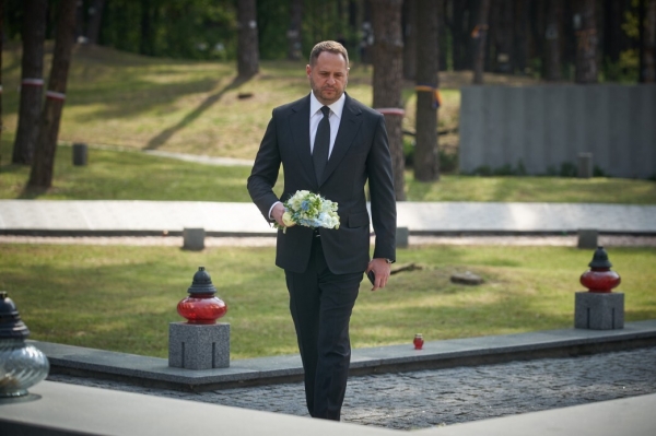 Зеленский почтил память жертв политических репрессий. Фото
Зеленский почтил память жертв политических репрессий. Фото