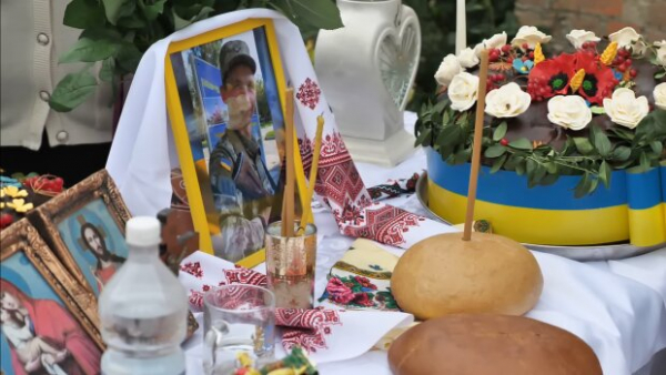 Нужно ли целовать покойника в гробу: мнение церкви и медиков, истоки такой традиции