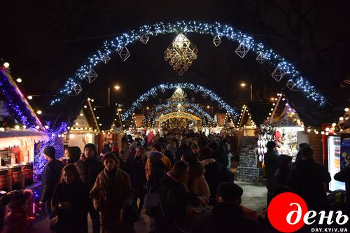 Во Львове торжественно зажгли главную елку города Во Львове торжественно зажгли главную елку города