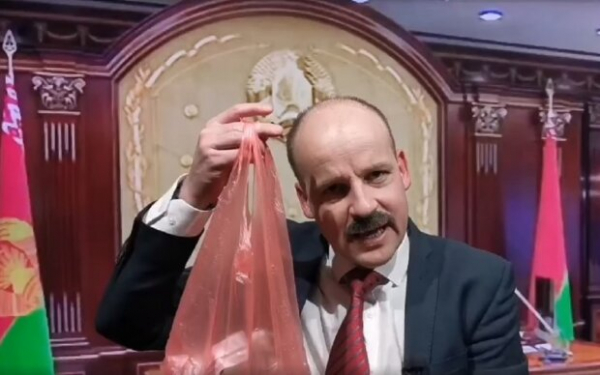 Друзья Зеленского из "Квартал 95" показали "секретный чемоданчик" Лукашенко: "Когда нужно пакет, когда нужно - маечка" Друзья Зеленского из "Квартал 95" показали "секретный чемоданчик" Лукашенко: "Когда нужно пакет, когда нужно - маечка"