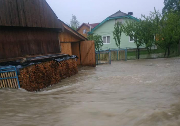 На Прикарпатье ушла под воду часть села: названа причина и опубликованы фото
На Прикарпатье ушла под воду часть села: названа причина и опубликованы фото