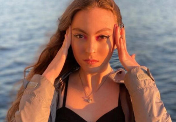 16-летняя дочь Оли Поляковой Маша в одном лифчике взорвала мозг после операции: "Мне не страшно" 16-летняя дочь Оли Поляковой Маша в одном лифчике взорвала мозг после операции: "Мне не страшно"